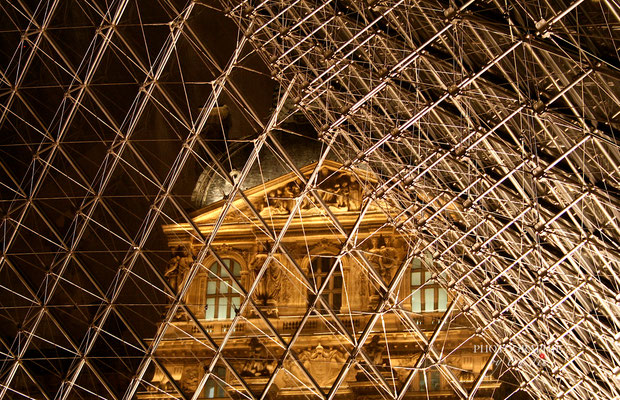 Bild: Glaspyramide des Louvre Paris am Abend 