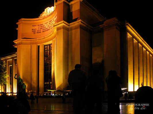 Bild: Trocadéro mit Palais de Chaillot bei Nacht in Paris 