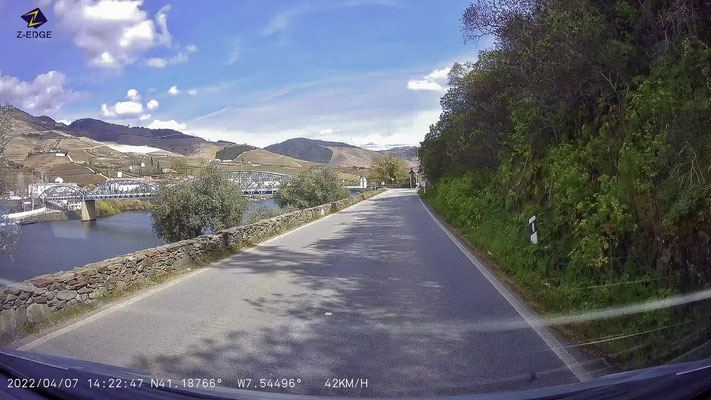 Bild: Landschaft im Dourotal auf der Fahrt nach Pinhão 