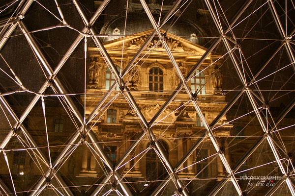 Bild: Glaspyramide des Louvre Paris am Abend 