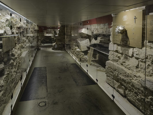 Bild: die archäologische Krypta in der Abteikirche Saint-Étienne in Marmoutier im Elsass