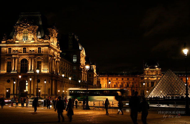 Bild: Glaspyramide des Louvre Paris am Abend 