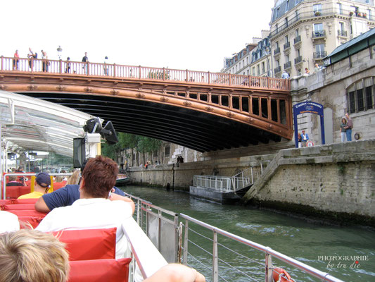 Bild:  Bootsrundfahrt auf der Seine in der Nähe von Notre-Dame 