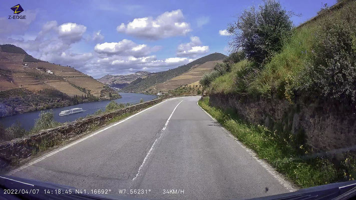 Bild: Landschaft im Dourotal auf der Fahrt nach Pinhão 