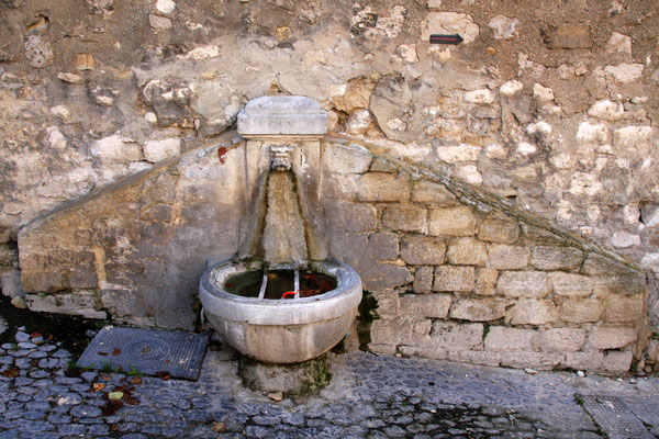 Bild: Fontaine de la Rue Victor Hugo, Pernes les Fontaines 