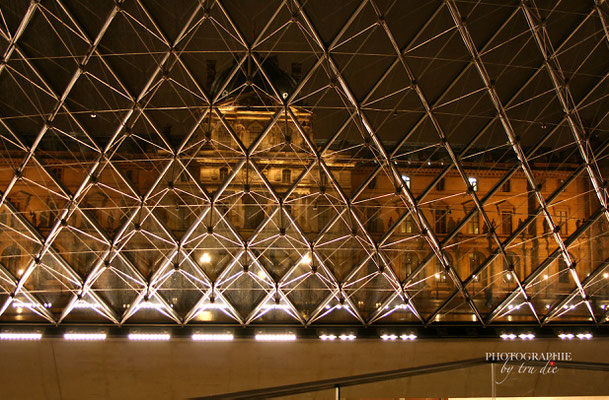 Bild: Glaspyramide des Louvre Paris am Abend 