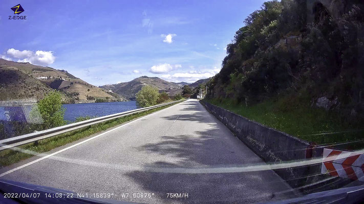 Bild: Landschaft im Dourotal auf der Fahrt nach Pinhão 