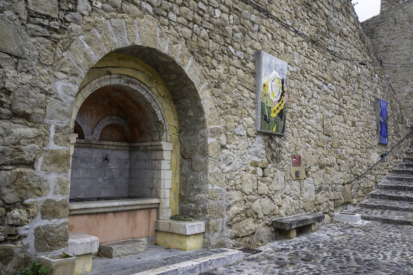 Bild: Brunnen und Sonnenuhren am Place Félix-Giordan in Coaraze