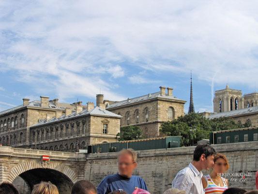 Bild:  Bootsrundfahrt auf der Seine in Paris 