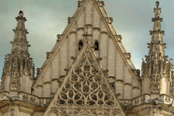 Bild: Westfassade der Sainte-Chapelle im Château de Vincennes in Paris 