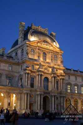 Bild: Glaspyramide des Louvre Paris am Abend 