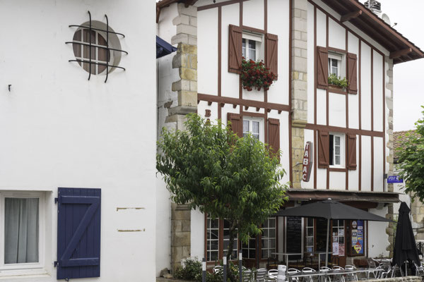 in den Straßen von Ascain im französischen Baskenland