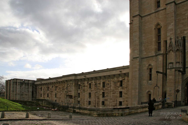 Bild: Außenanlage des Château de Vincennes in Paris 