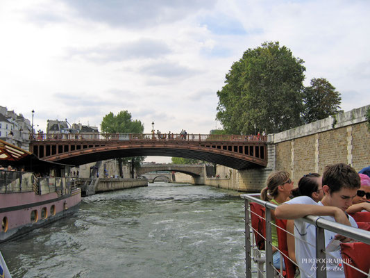 Bild:  Bootsrundfahrt auf der Seine in der Nähe von Notre-Dame 