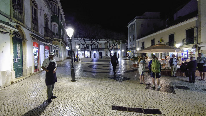 Bild: In den Straßen der Altstadt von Lagos bei Nacht 