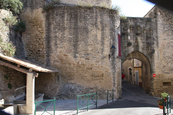 Bild: Stadttor in Cucuron, Vaucluse, Provence