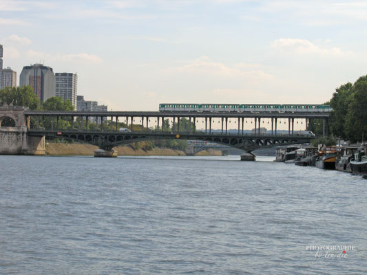 Bild:  Bootsrundfahrt auf der Seine in Paris Passerelle Debilly