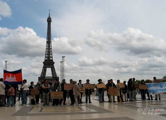 Bild: Tibeter am Trocadéro