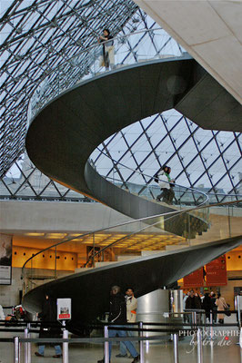 Bild: Glaspyramide des Louvre Paris am Abend