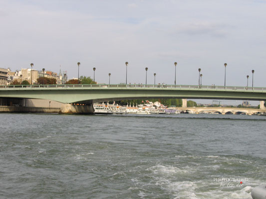 Bild: Pont de L'Alma bei Bootsrundfahrt auf der Seine in Paris