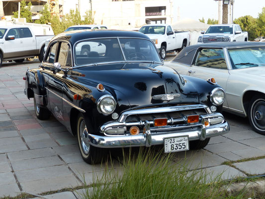 Auch in den arabischen Ölförderstaaten gibt es Oldtimerliebhaber: nicht ganz originaler, aber charmanter Chevrolet von 1951 (Kuwait 2017)