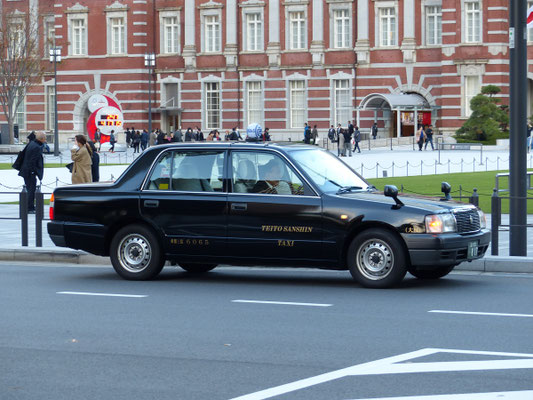 Japan 2019: Crown Taxi. DAS Taxi in ganz Japan, sowie oft gesehen in Taiwan und Hongkong. Seit den 70ern nur wenig verändert gebaut von Toyota. Die hintere linke Tür geht elektrisch auf (Bürgersteigseite), die hintere rechte gar nicht