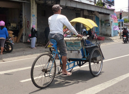 Indonesien2016: Fahrradrikschas gehören zum Stadtbild