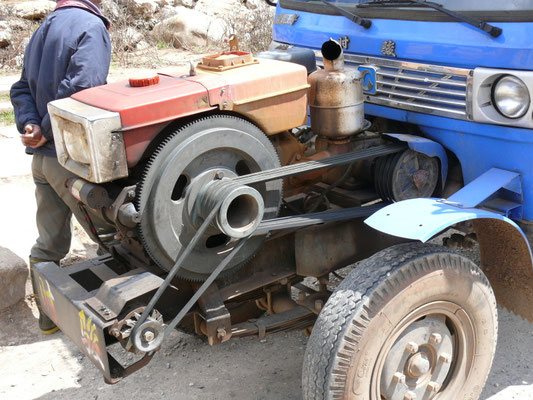 CHINA: eigenwillige Anordnung von Motor und Anbauteilen, Heckantrieb!