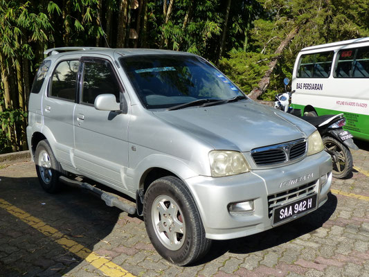 Sabah (Borneo): kleiner SUV der malaysischen Eigenmarke "Perodua"; die Qualität ist .... einfach