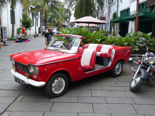 Jakarta, Indonesien 2016: Fiat 1300, zu mieten als Auto für besondere Anlässe...
