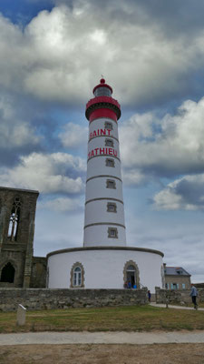 Ruinen der Abtei Saint-Mathieu und der Leuchtturm an der Steilküste am Ende der Welt im Finistère.