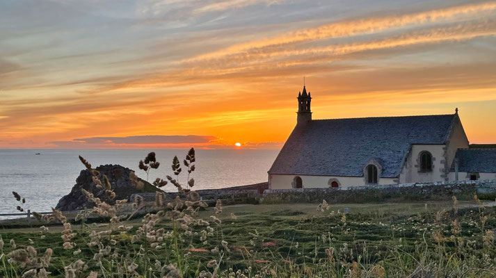 Pointe du Van, Cap Sizun, am Abend, Sonnenuntergang über der Chapelle de Saint They