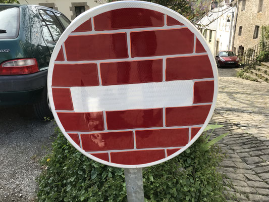 Strassenschilder am Cap Sizun, Clet Abraham, Künstler