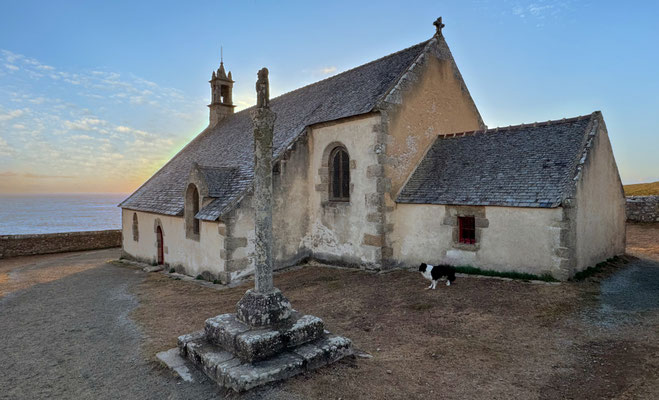 Die Pointe du Van mit der Chapelle de Saint They, Cap Sizun, Bretagne