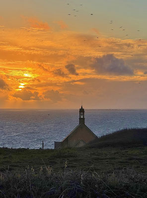 Pointe du Van, Cap Sizun, am Abend, Sonnenuntergang über der Chapelle de Saint They