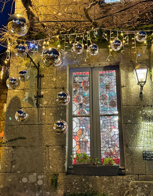 Weihnachtsbeleuchtung und Weihnachtsmarkt in Locronan, Finistère