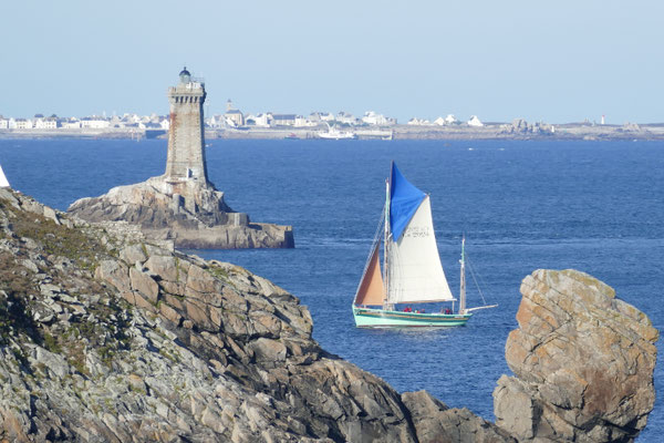 Historische Segler im Raz de Sein vor der Pointe du Raz, im Hintergrund Leuchtturm La Vieille und die Île de Sein