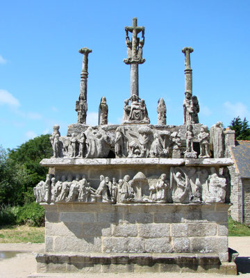 Die Kirche Notre Dame de Tronoën und der Calvaire, Pays Bigouden, Finistère, Bretagne
