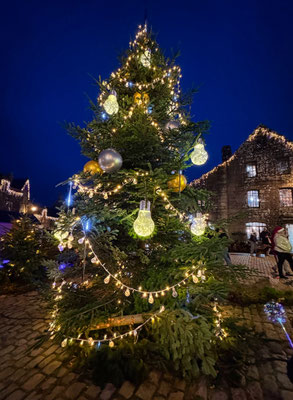 Weihnachtsbeleuchtung und Weihnachtsmarkt in Locronan, Finistère
