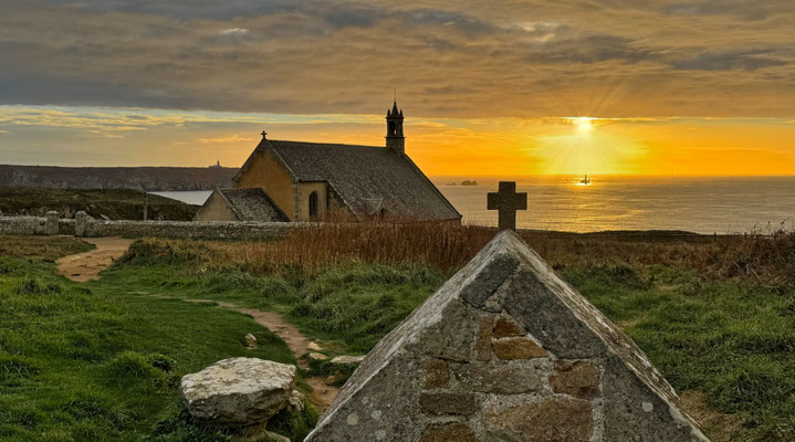 Pointe du Van, Cap Sizun, am Abend, Sonnenuntergang über der Chapelle de Saint They