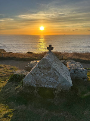 Pointe du Van, Cap Sizun, am Abend, Sonnenuntergang über der Chapelle de Saint They