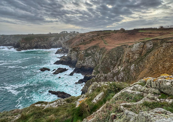 Die Pointe du Van mit der Chapelle de Saint They, Cap Sizun, Bretagne