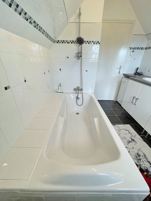 Bad im OG mit zwei Waschbecken und Badewanne, Ferienhaus Tal Ar Mor, Plouhinec, Bucht von Audierne, Bretagne