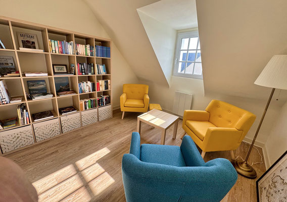 Umfangreiche Bretagnebibliothek im Lesezimmer von Ferienhaus Tal Ar Mor in Plouhinec