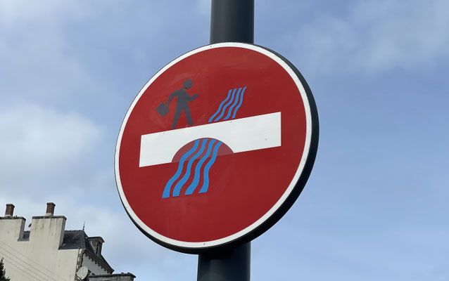 Strassenschilder am Cap Sizun, Clet Abraham, Künstler