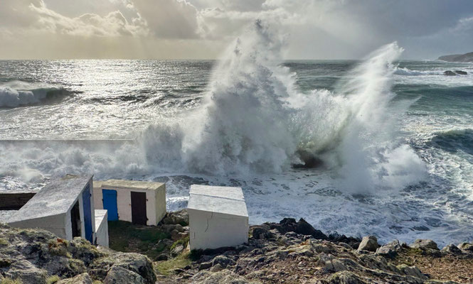Sturm in der Bretagne, Pors Loubous, Wellen brechen sich am Cap Sizun