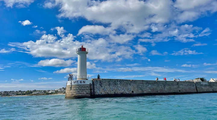 Leuchtturm Raoulic, Audierne, gesehen vom Meer aus