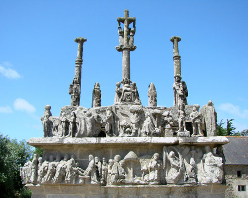 Die Kirche Notre Dame de Tronoën und der Calvaire, Pays Bigouden, Finistère, Bretagne