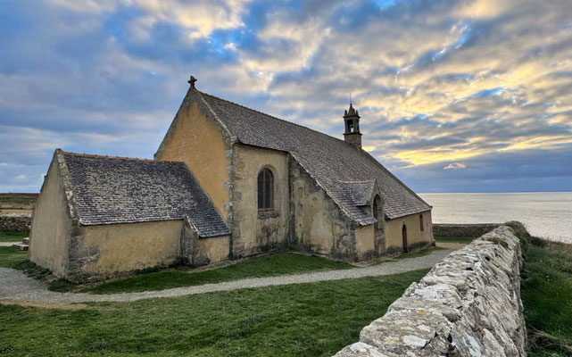 Pointe du Van, Cap Sizun, am Abend, Sonnenuntergang über der Chapelle de Saint They