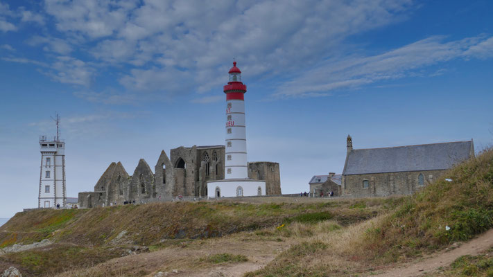 Ruinen der Abtei Saint-Mathieu und der Leuchtturm an der Steilküste am Ende der Welt im Finistère.